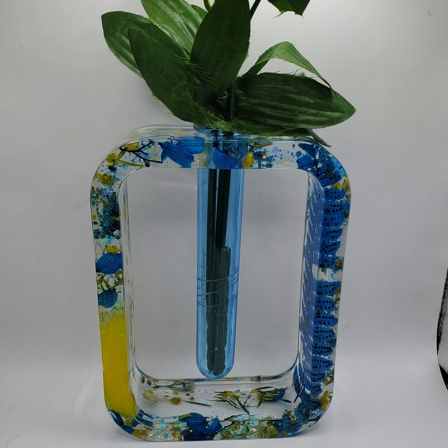 A lovely blue flower vase - perfect for adding a pop of color to any room!